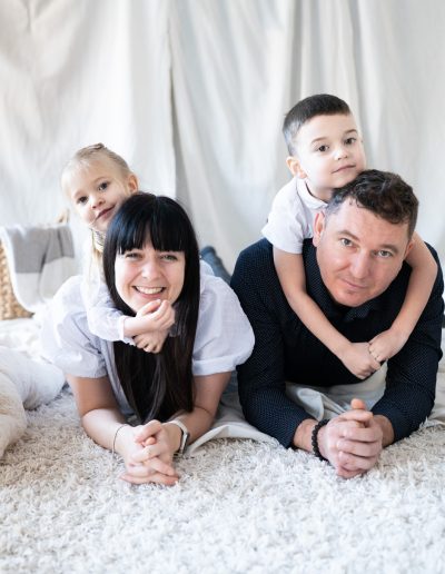 Őszinte pillanat szülinapi fotózáson Pécsen