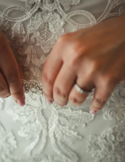 esküvői készülődés fotózás Pécsen természetes fényben