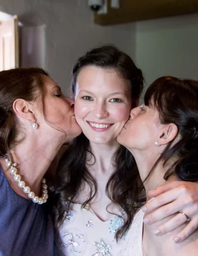 puszit kap a menyasszony