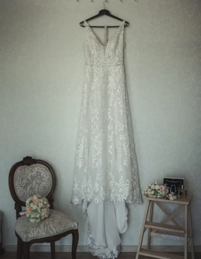 menyasszonyi ruha felvétele készülődés közben