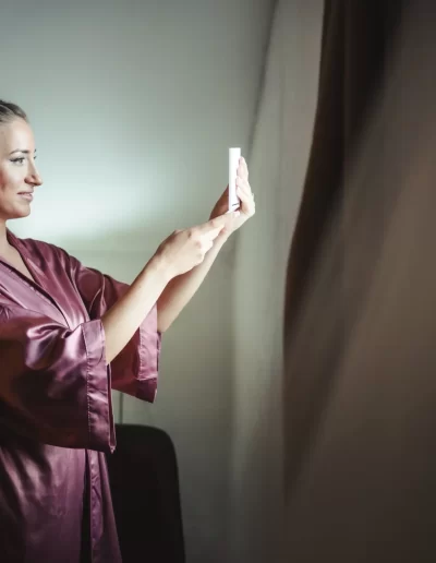 menyasszony készülődés előtt tükörbe néz