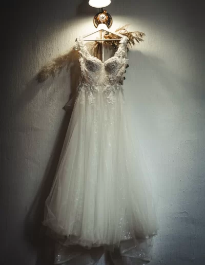 menyasszonyi ruha drámai fényben