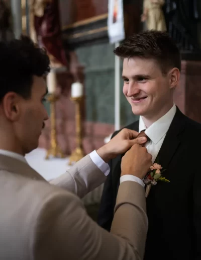 vőlegény részletek az esküvő napján