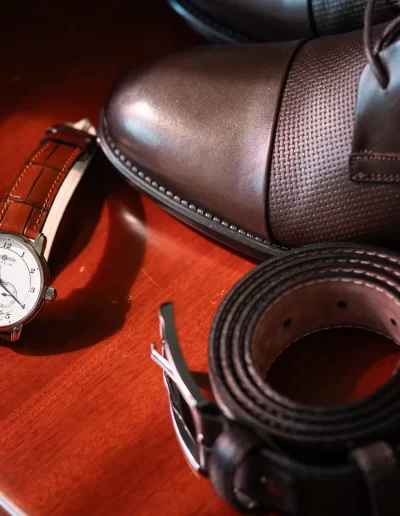 vőlegény cipő és óra közelről