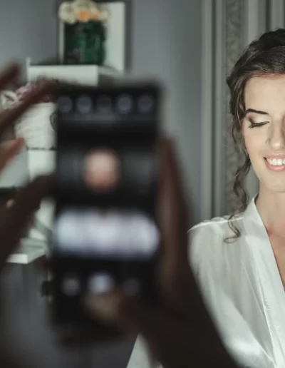 fotózzák a menyasszonyt telefonnal készülődés során