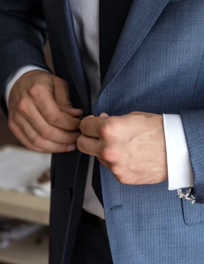 vőlegény begombolja az inget