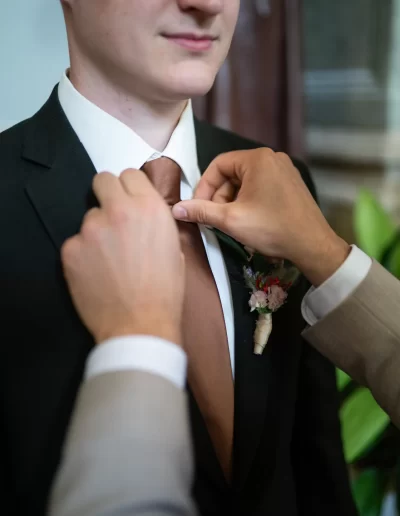 vőlegény készülődése öltözködés közben