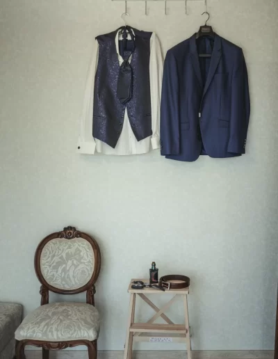 vőlegény készülődése öltözködés közben