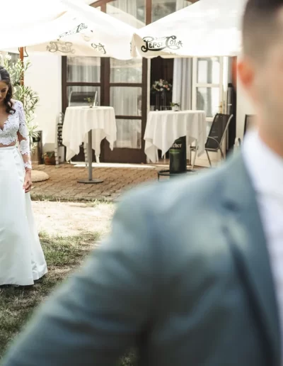 bensőséges first look pillanat esküvőn