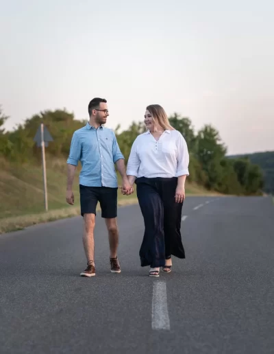 nevető jegyes pár kézen fogva