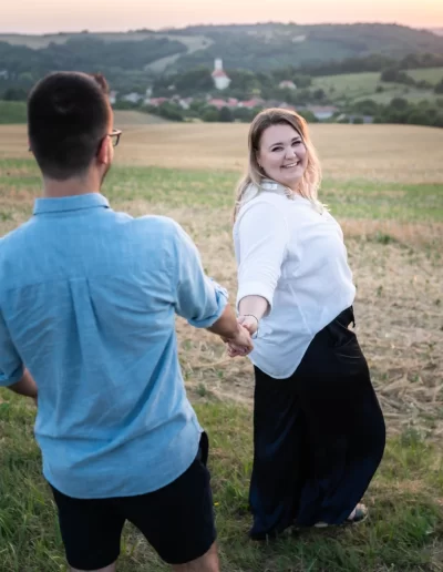 jegyes pár egymásra figyelve