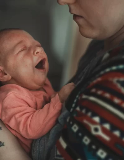 újszülött fotózás Pécsen a baba saját otthonában