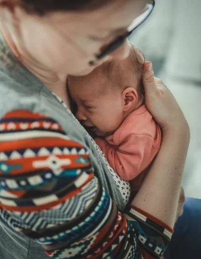 otthoni újszülött fotózás Pécsen természetes részletekkel